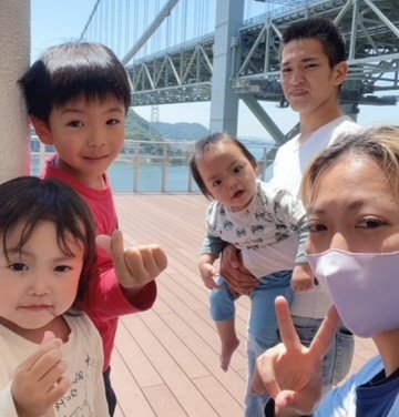 関門海峡の前での家族写真